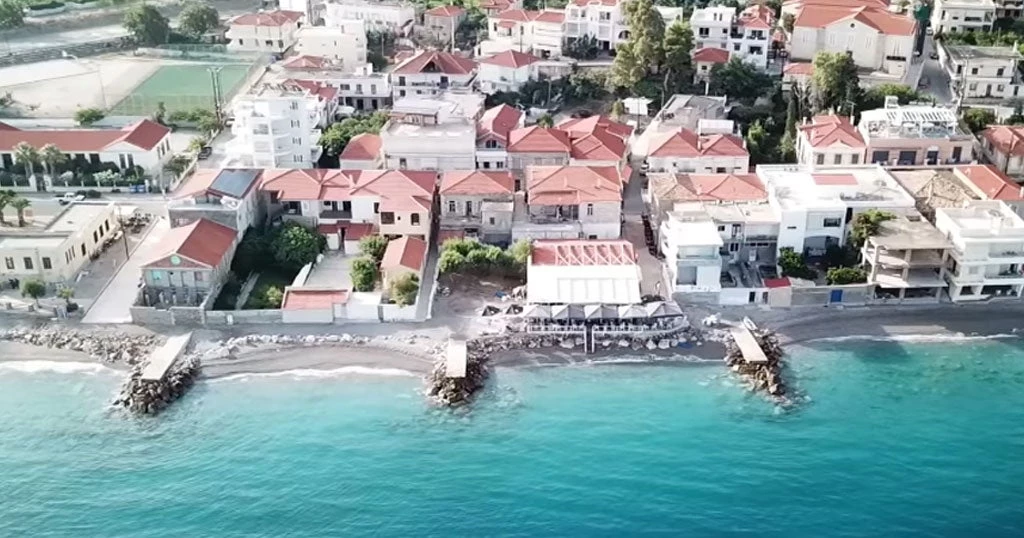 Σε αυτό το μέρος της Ελλάδας το κάθε σπίτι έχει τη δική του παραλία (βίντεο)